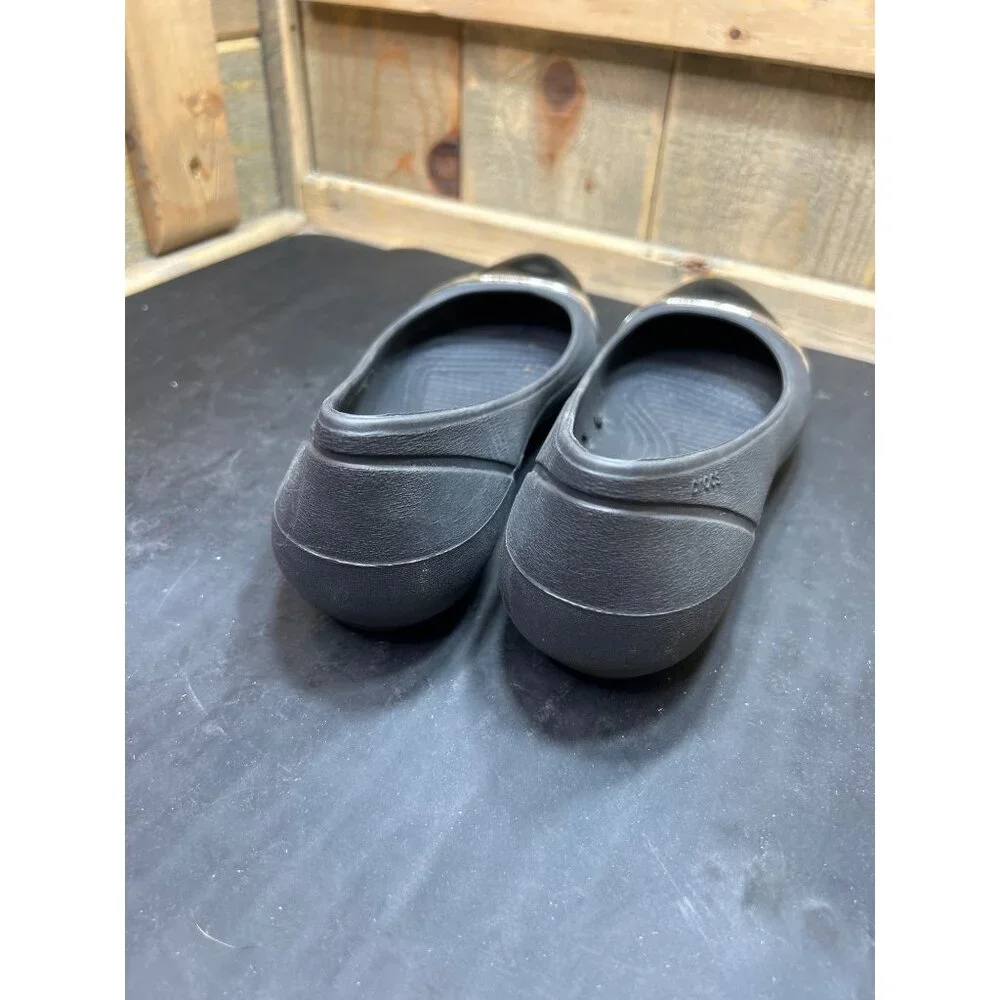 Crocs Womens Black Flats W/ Metallic Toe Cap Slip-On Size 6 Lightweight Comforta